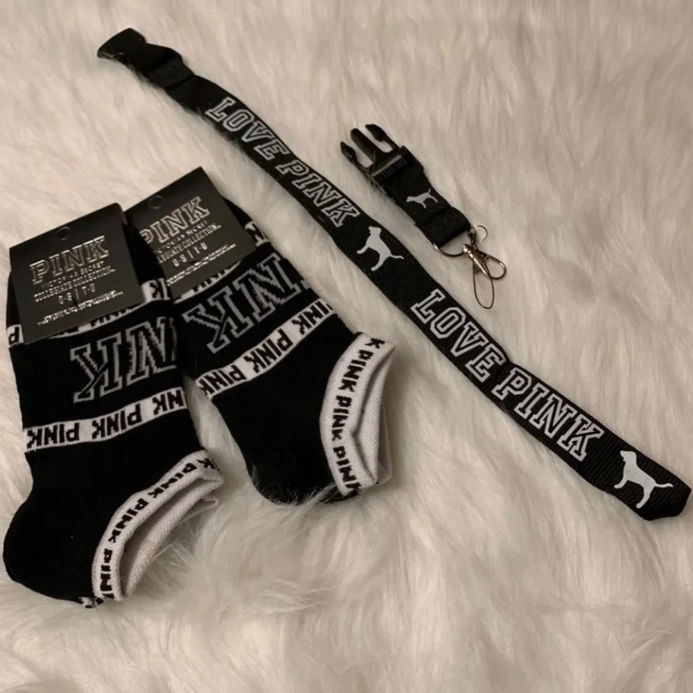 VS PINK SOCKS 2 PAIRS NWT BUNDLE